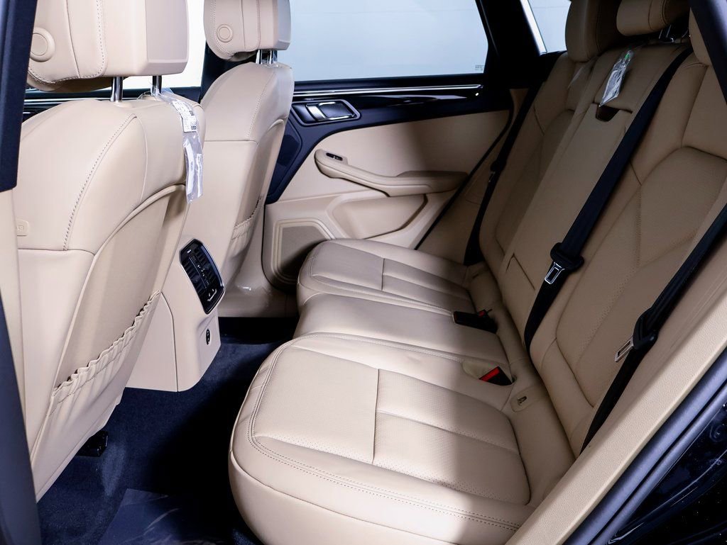 Certified 2025 Porsche Macan image 9