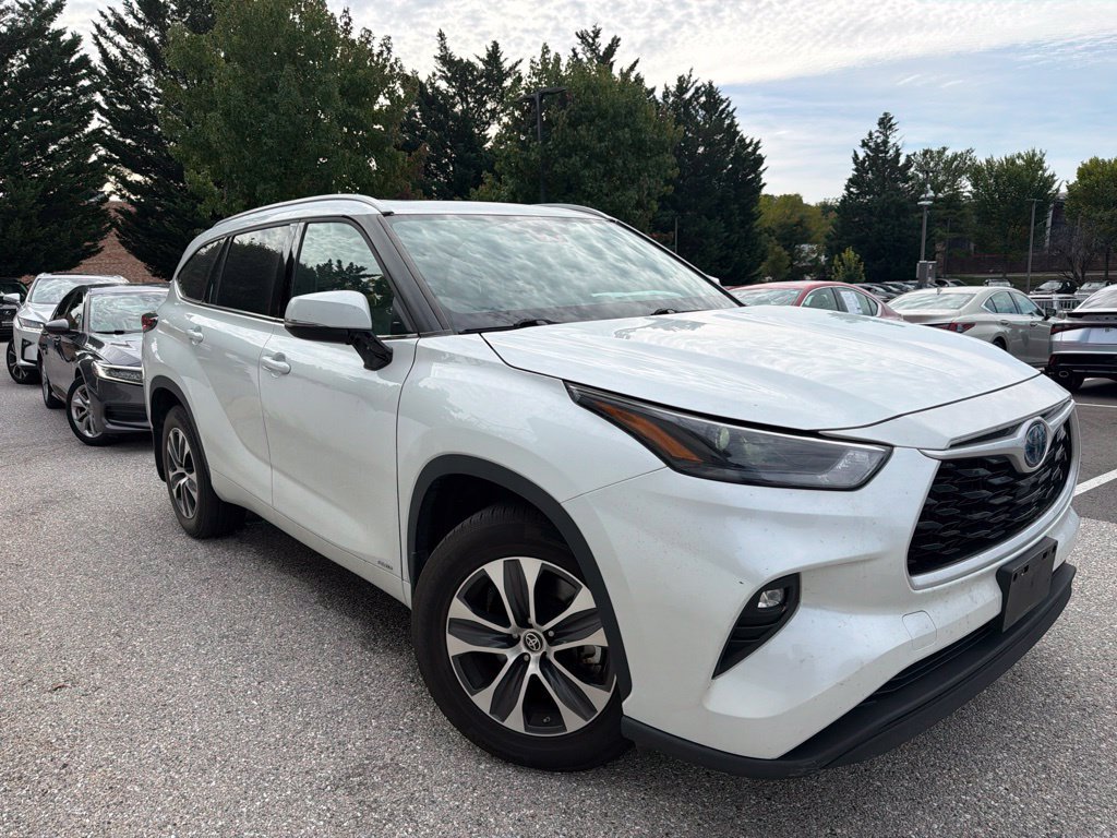 Used 2022 Toyota Highlander XLE AWD/4WD image 5
