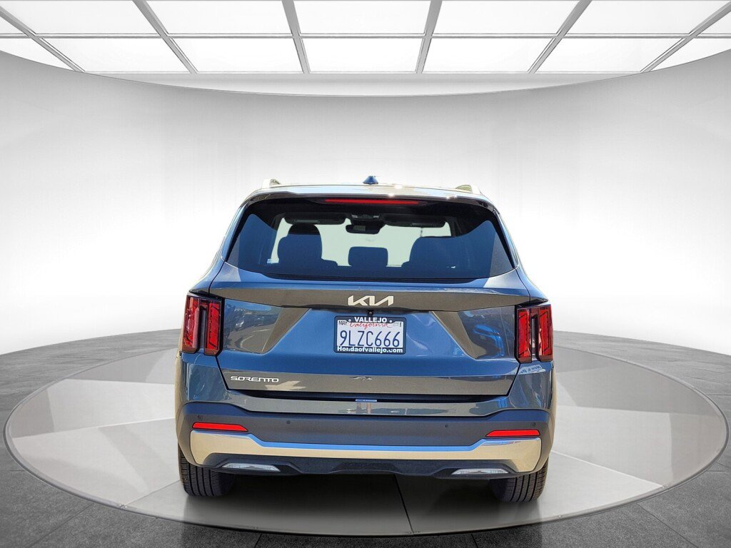 Used 2024 Kia Sorento S image 4