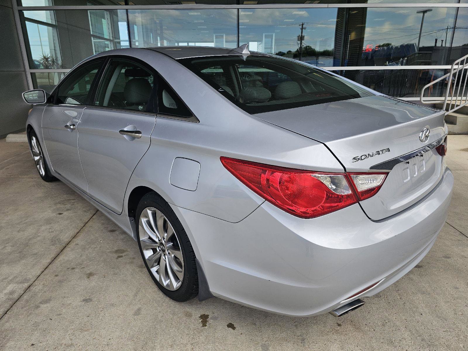 Used 2013 Hyundai Sonata SE w/ Navigation & Sunroof Pkg FWD image 3