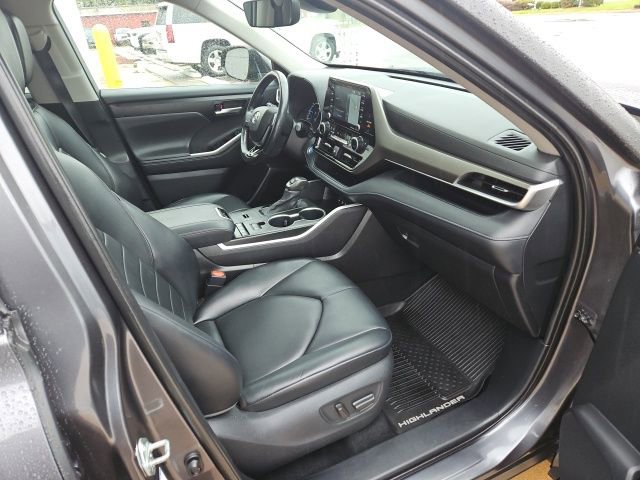 Used 2020 Toyota Highlander XLE image 29