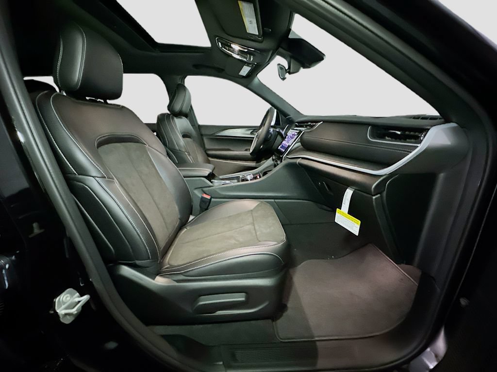 New 2025 Jeep Grand Cherokee Altitude AWD/4WD image 35