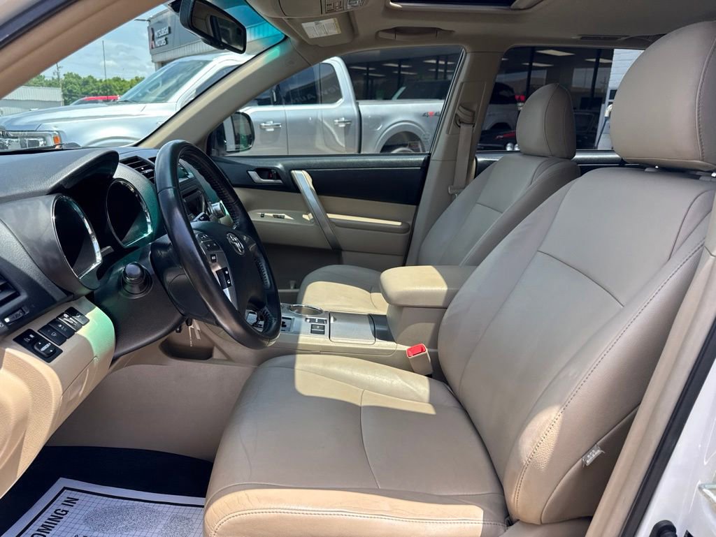 Used 2012 Toyota Highlander SE w/ Tow Pkg FWD image 19