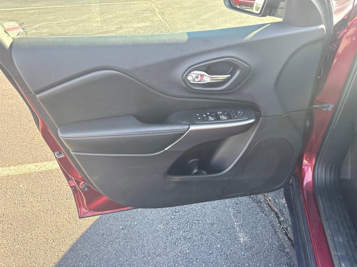 Used 2019 Jeep Cherokee Latitude Plus image 24