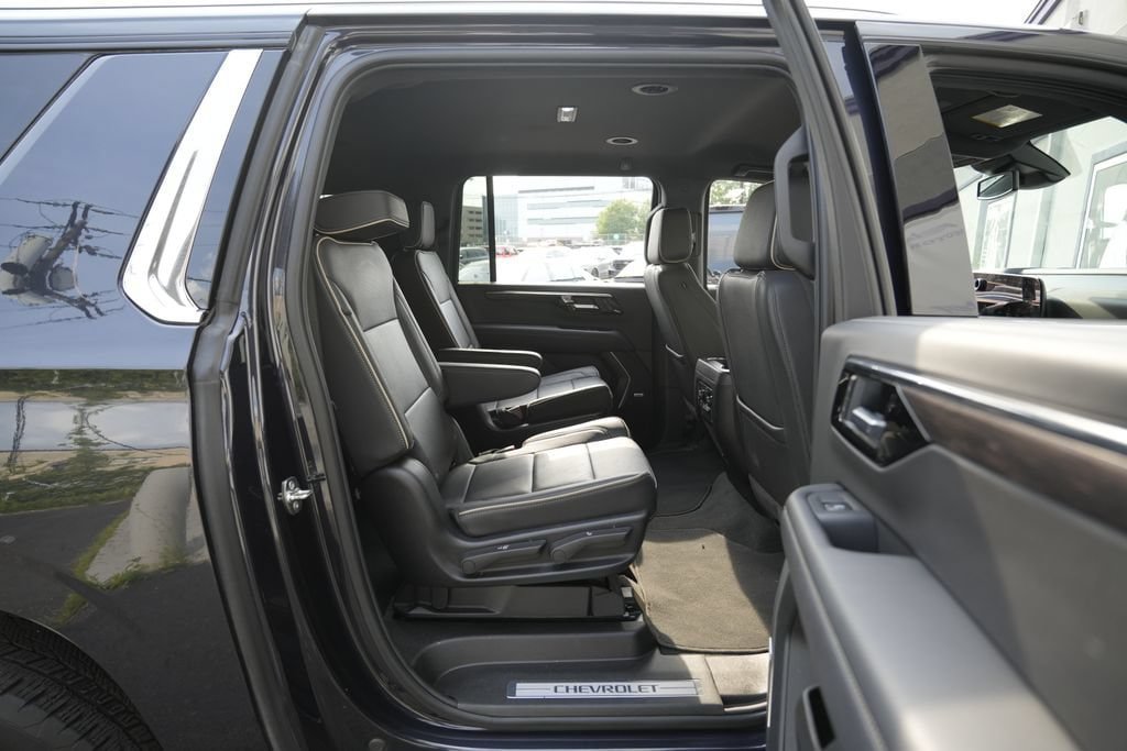 Used 2025 Chevrolet Suburban Premier AWD/4WD image 38