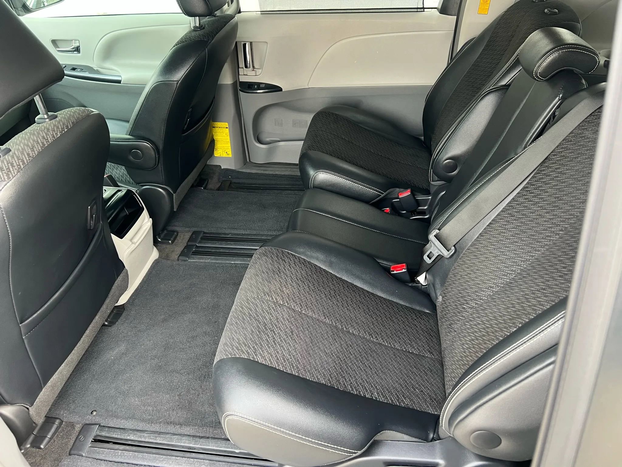 Used 2014 Toyota Sienna SE image 25