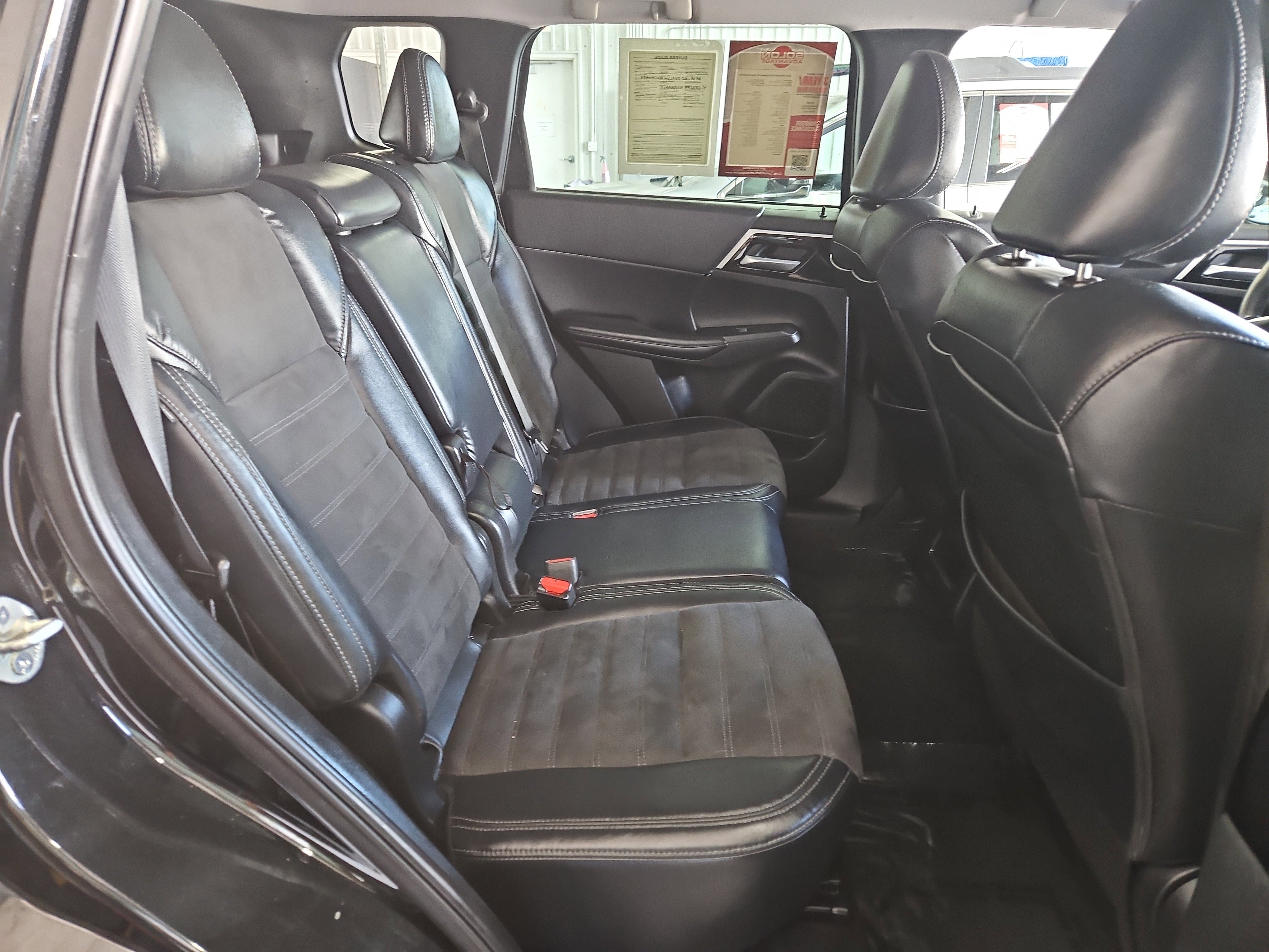 Used 2023 Mitsubishi Outlander SE image 10