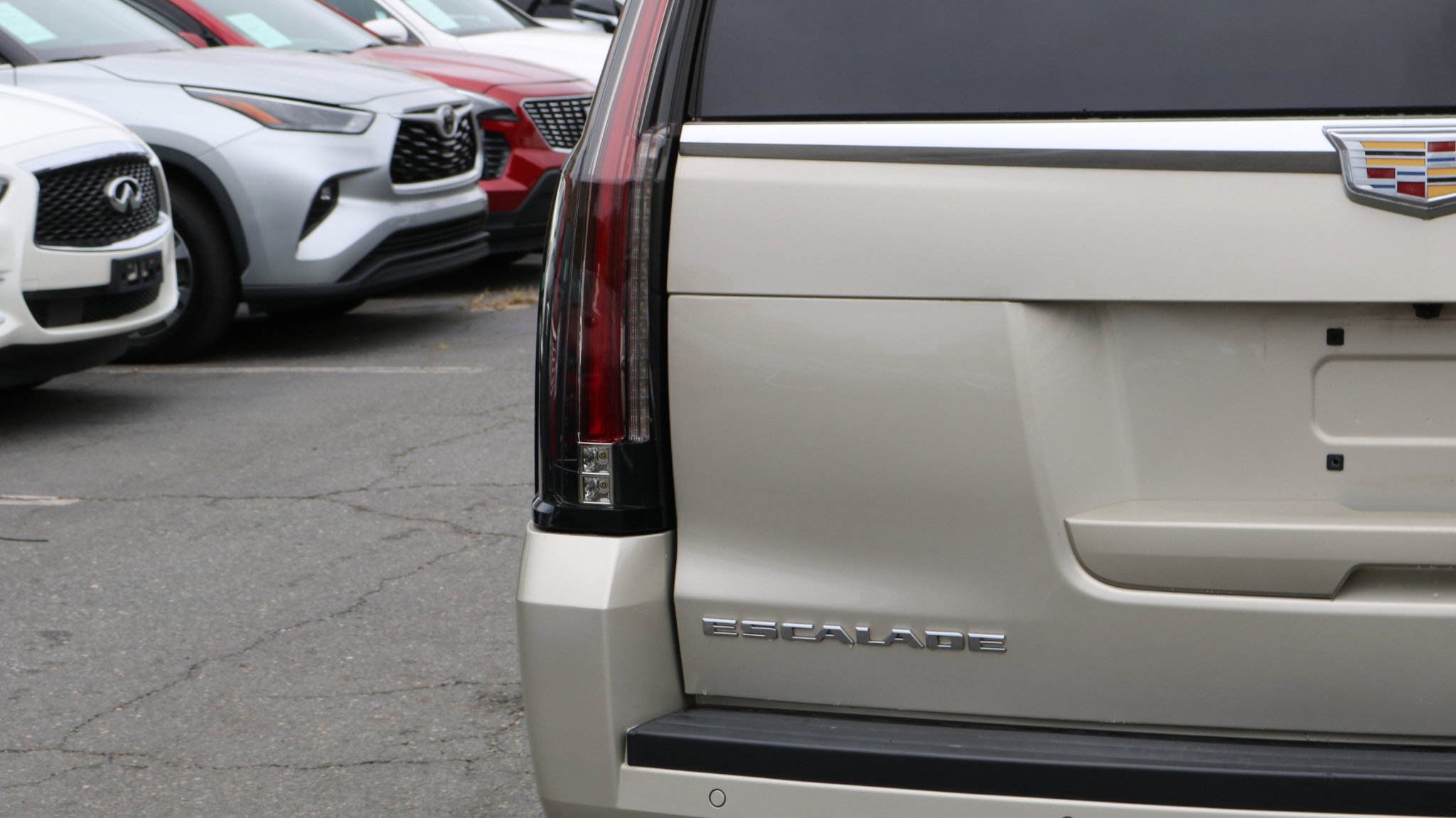 Used 2015 Cadillac Escalade Luxury image 8