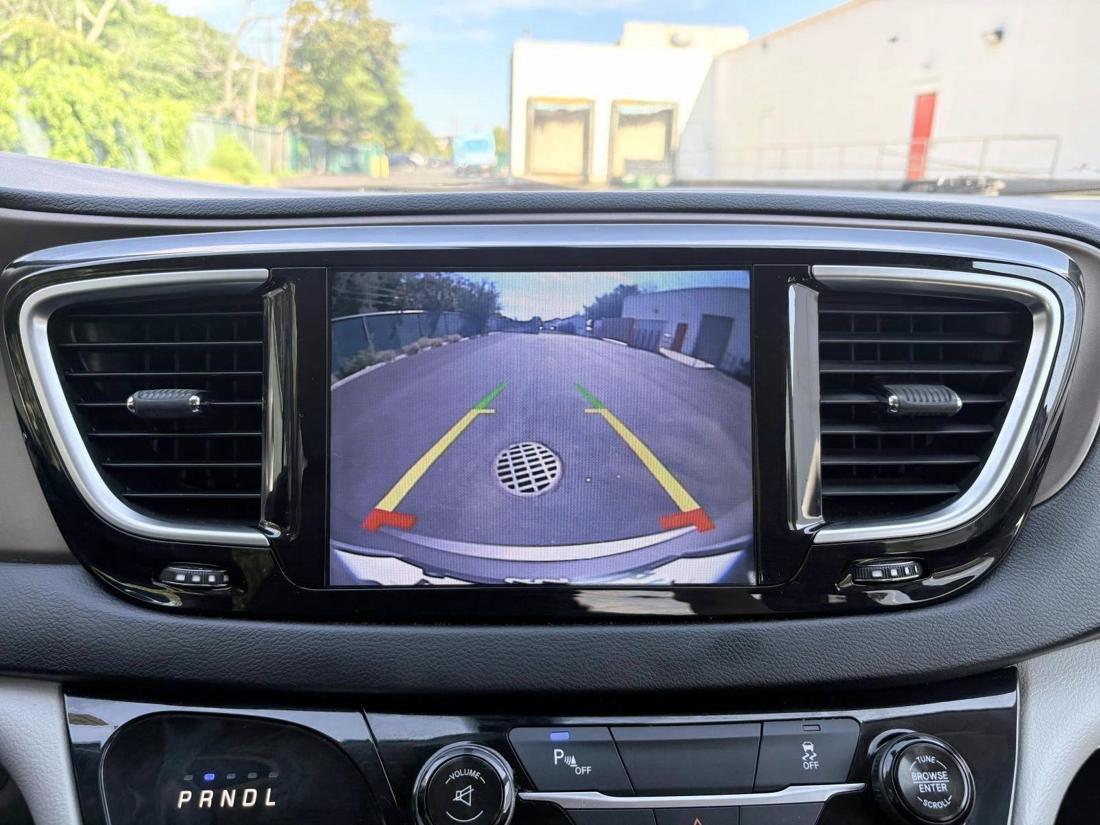 Used 2017 Chrysler Pacifica Touring-L Plus FWD image 17