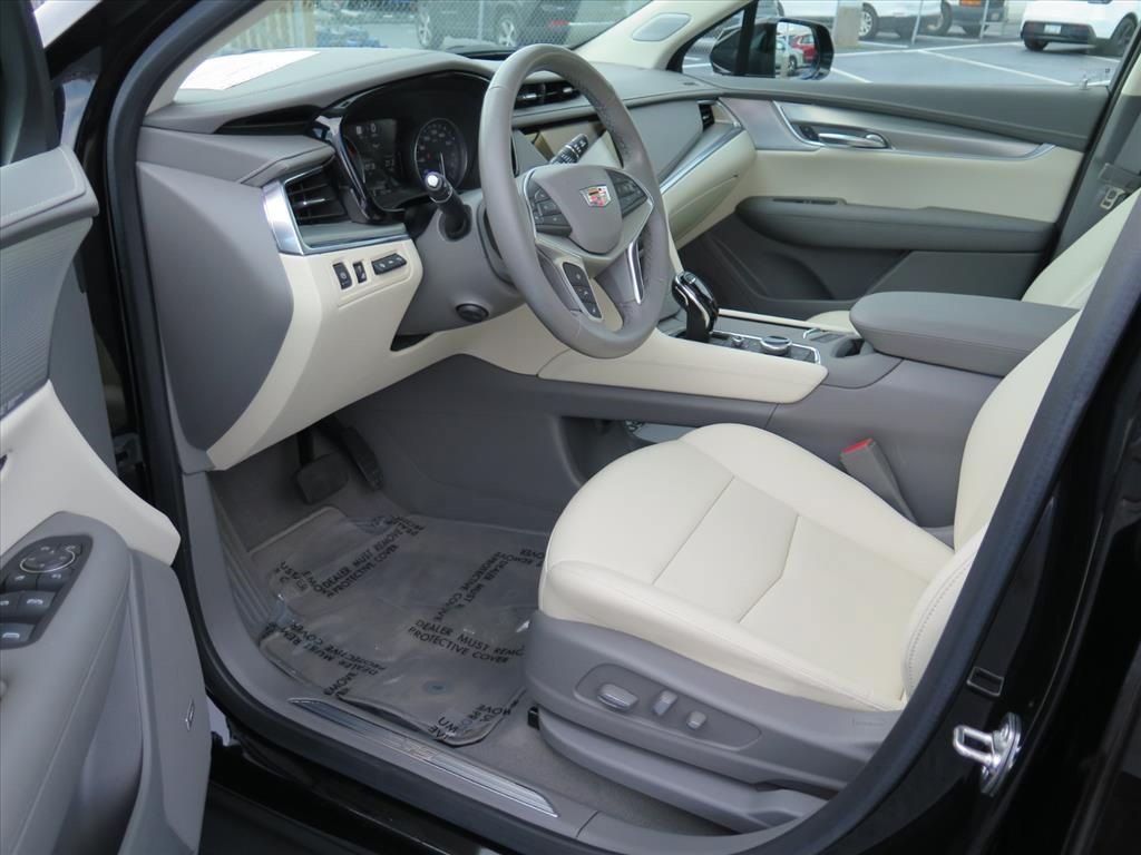 Certified 2024 Cadillac XT5 Premium Luxury w/ Technology Package FWD image 5