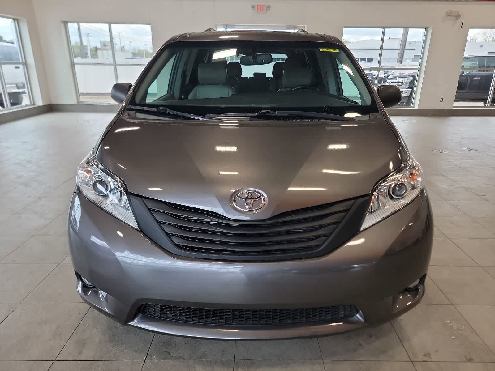 Used 2016 Toyota Sienna XLE FWD image 3