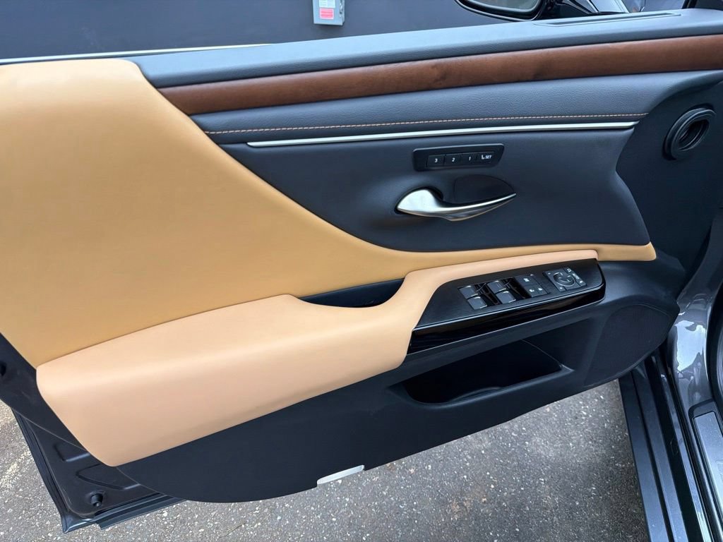 Used 2025 Lexus ES 350 w/ Premium Package FWD image 12
