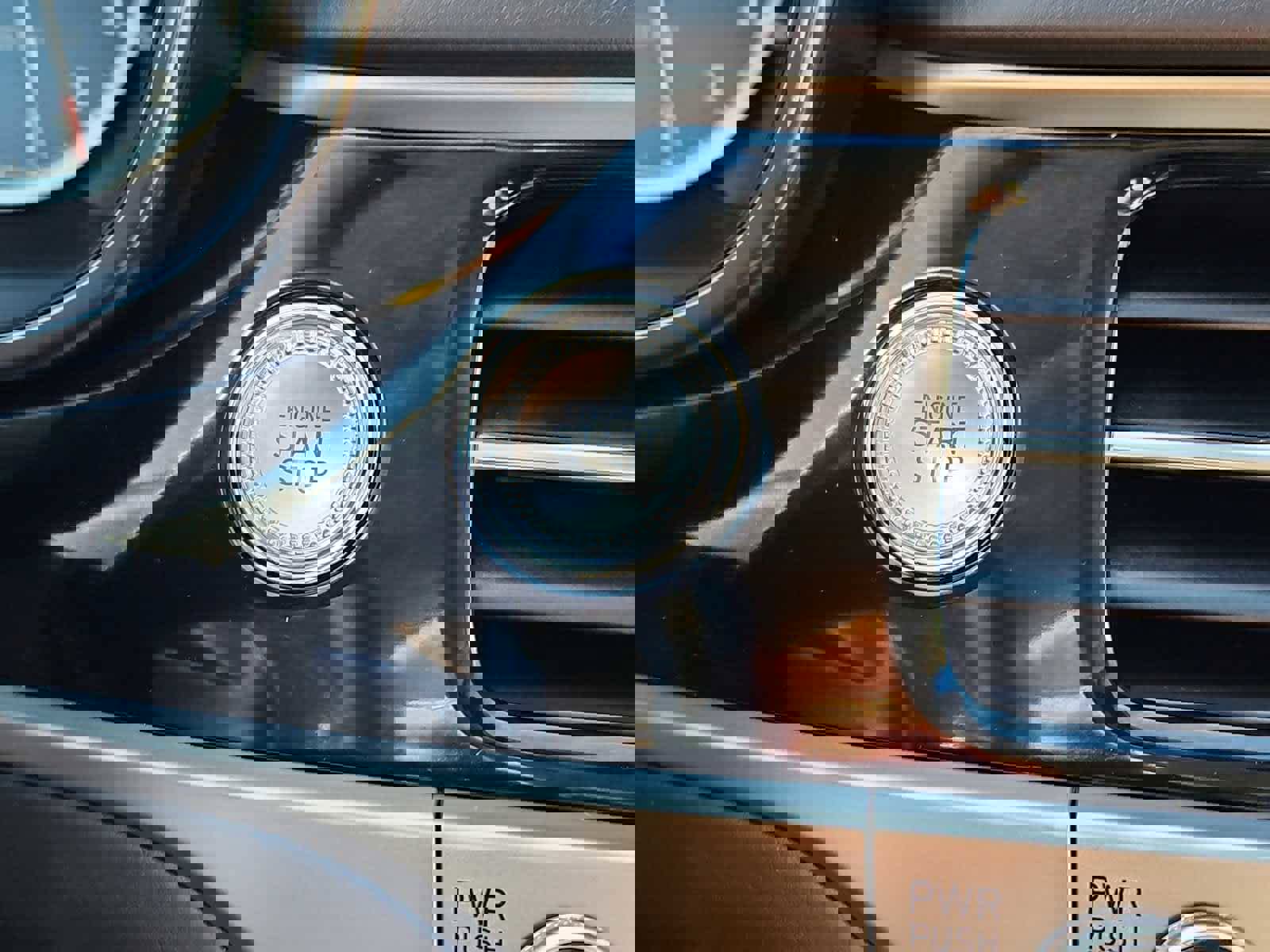 Used 2025 Genesis G70 2.5T image 22