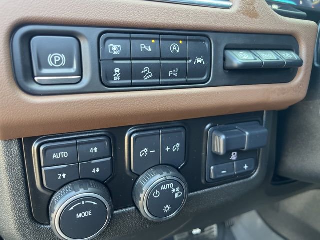 Used 2023 Chevrolet Suburban High Country w/ Advanced Technology Package AWD/4WD image 16