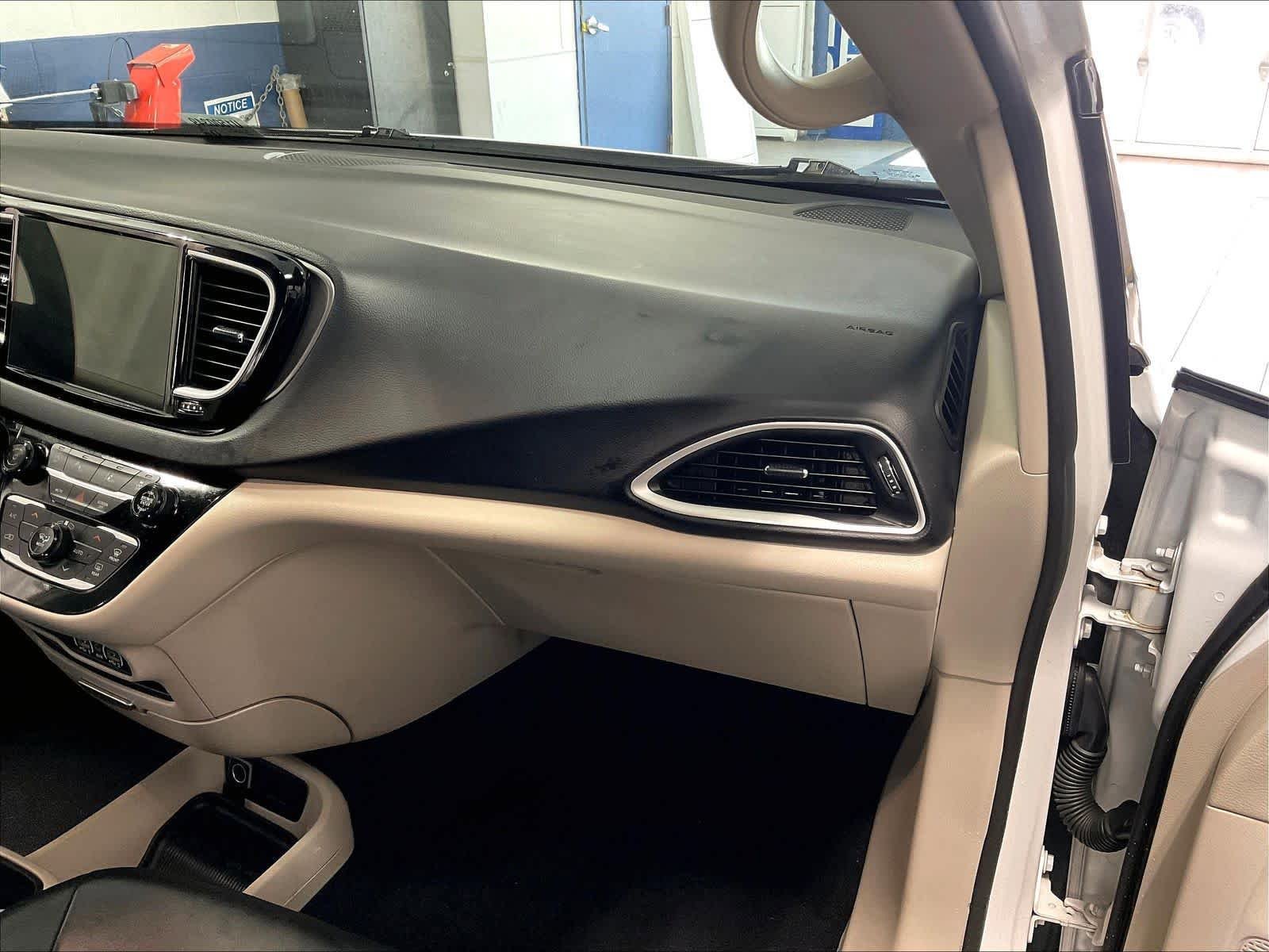 Used 2023 Chrysler Pacifica Touring-L FWD image 13