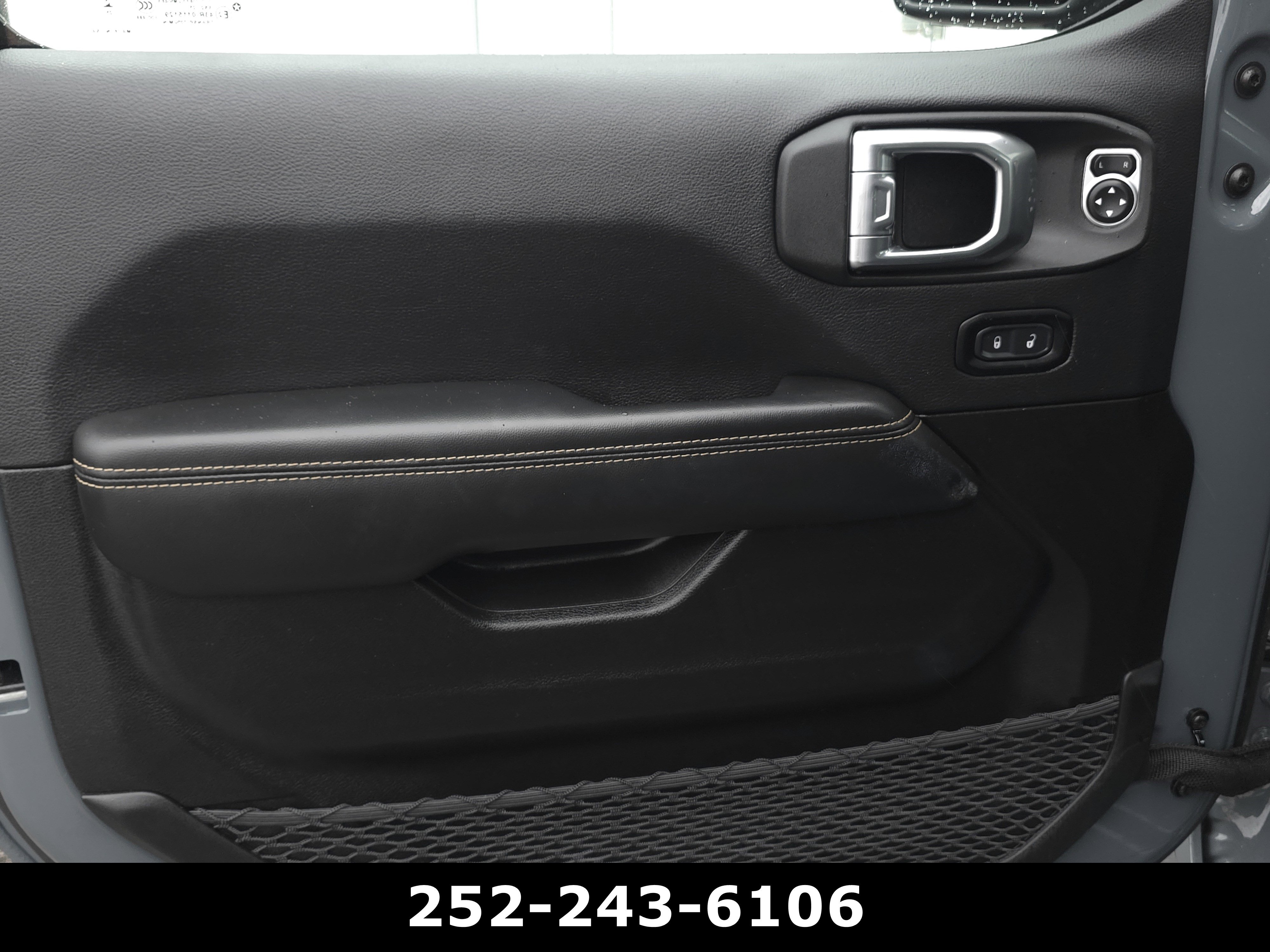 Used 2025 Jeep Wrangler Sahara image 24