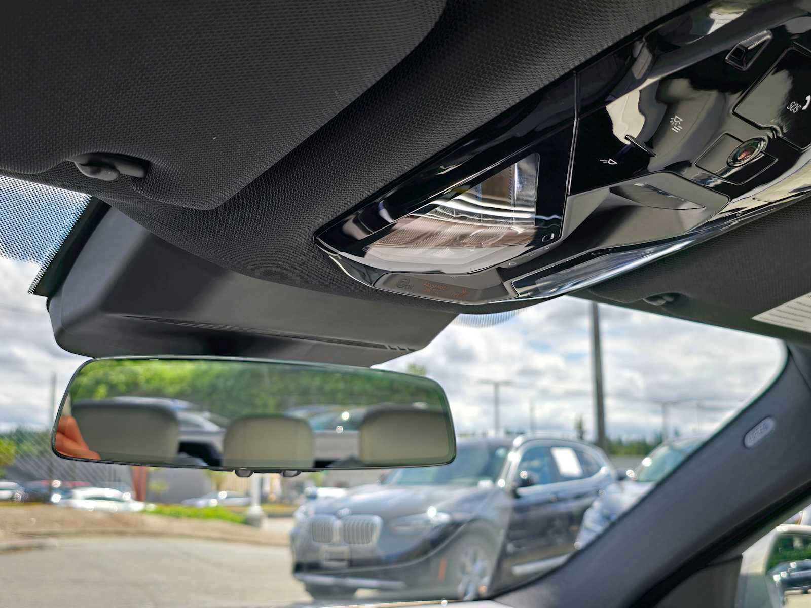 Used 2025 BMW 750e xDrive w/ Executive Package image 29