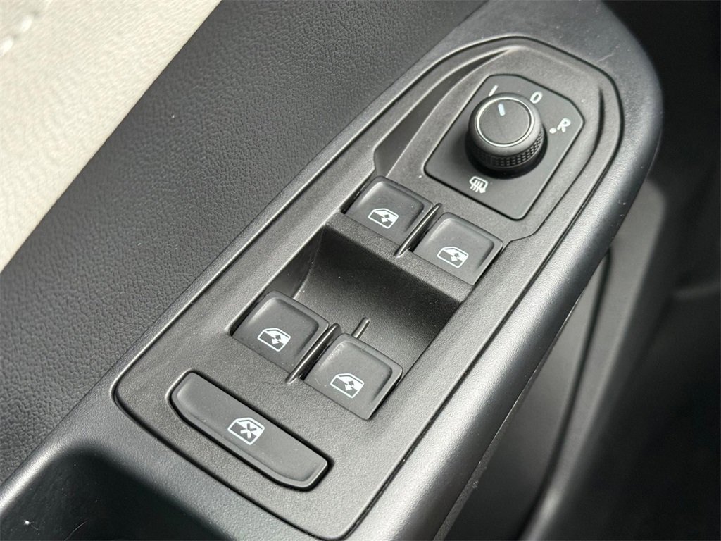 Certified 2025 Volkswagen Taos SEL image 21