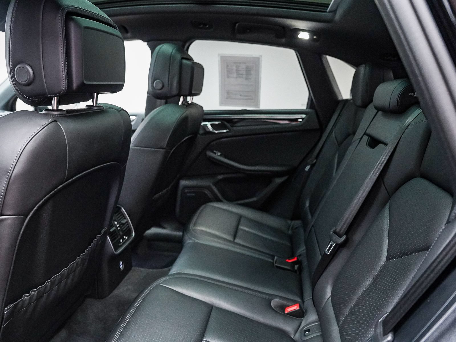 Certified 2026 Porsche Macan AWD/4WD image 23