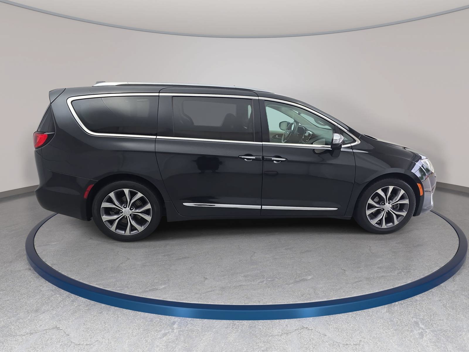 Used 2017 Chrysler Pacifica Limited w/ UConnect Theater Package FWD image 4