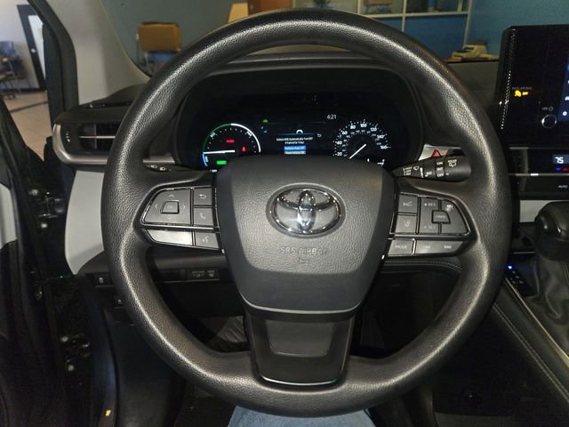 Used 2025 Toyota Sienna LE image 14