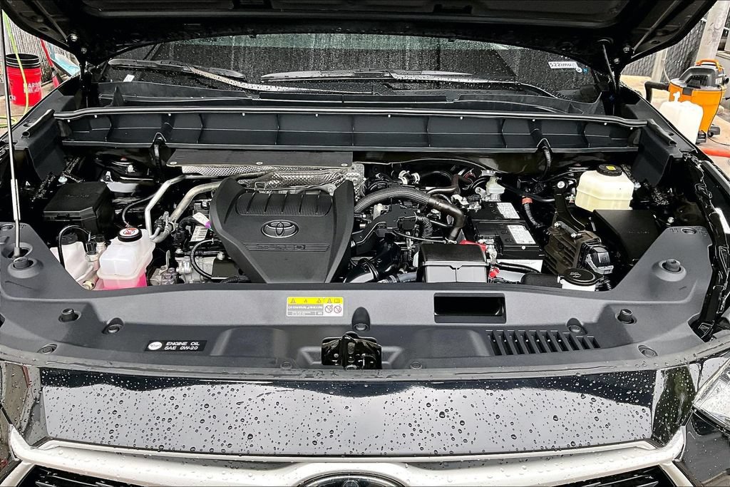 Used 2025 Toyota Highlander LE FWD image 28