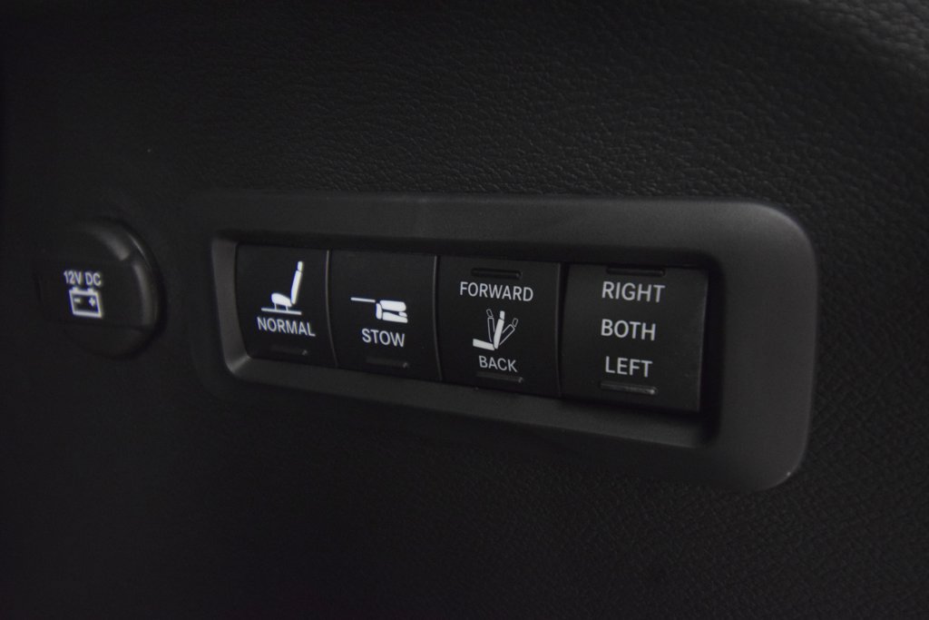 New 2027 Chrysler Pacifica Pinnacle w/ Theater Group FWD image 37