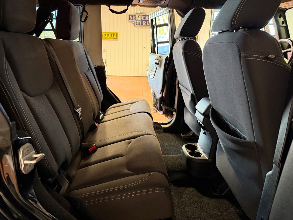 Used 2014 Jeep Wrangler Unlimited Sahara image 23