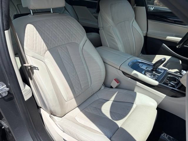 Used 2016 BMW 750i RWD image 39