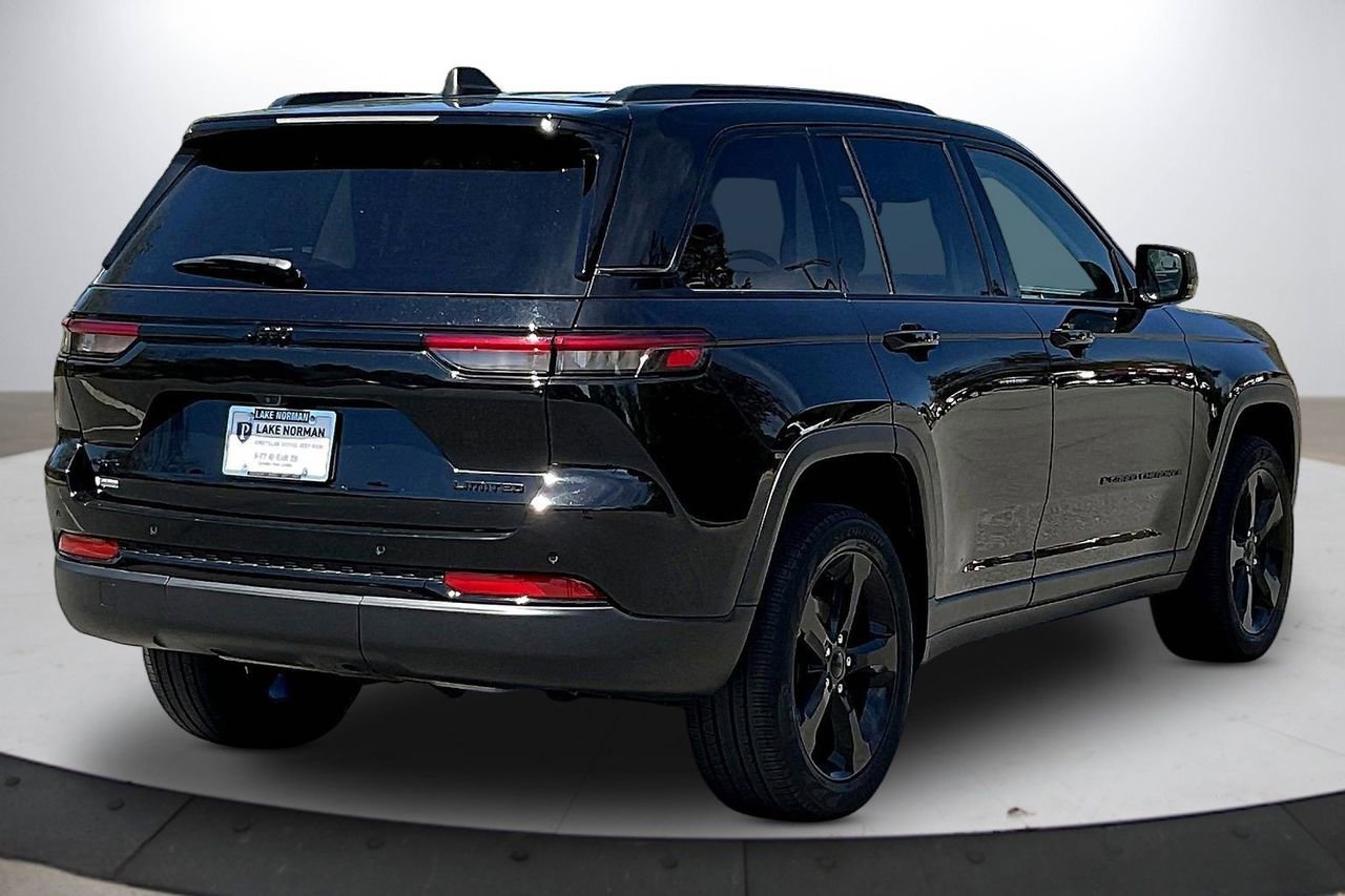 Used 2023 Jeep Grand Cherokee Limited w/ Black Appearance Package image 9