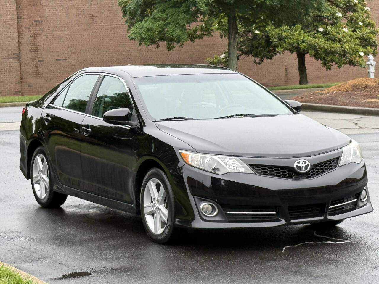 Used 2012 Toyota Camry SE FWD image 3
