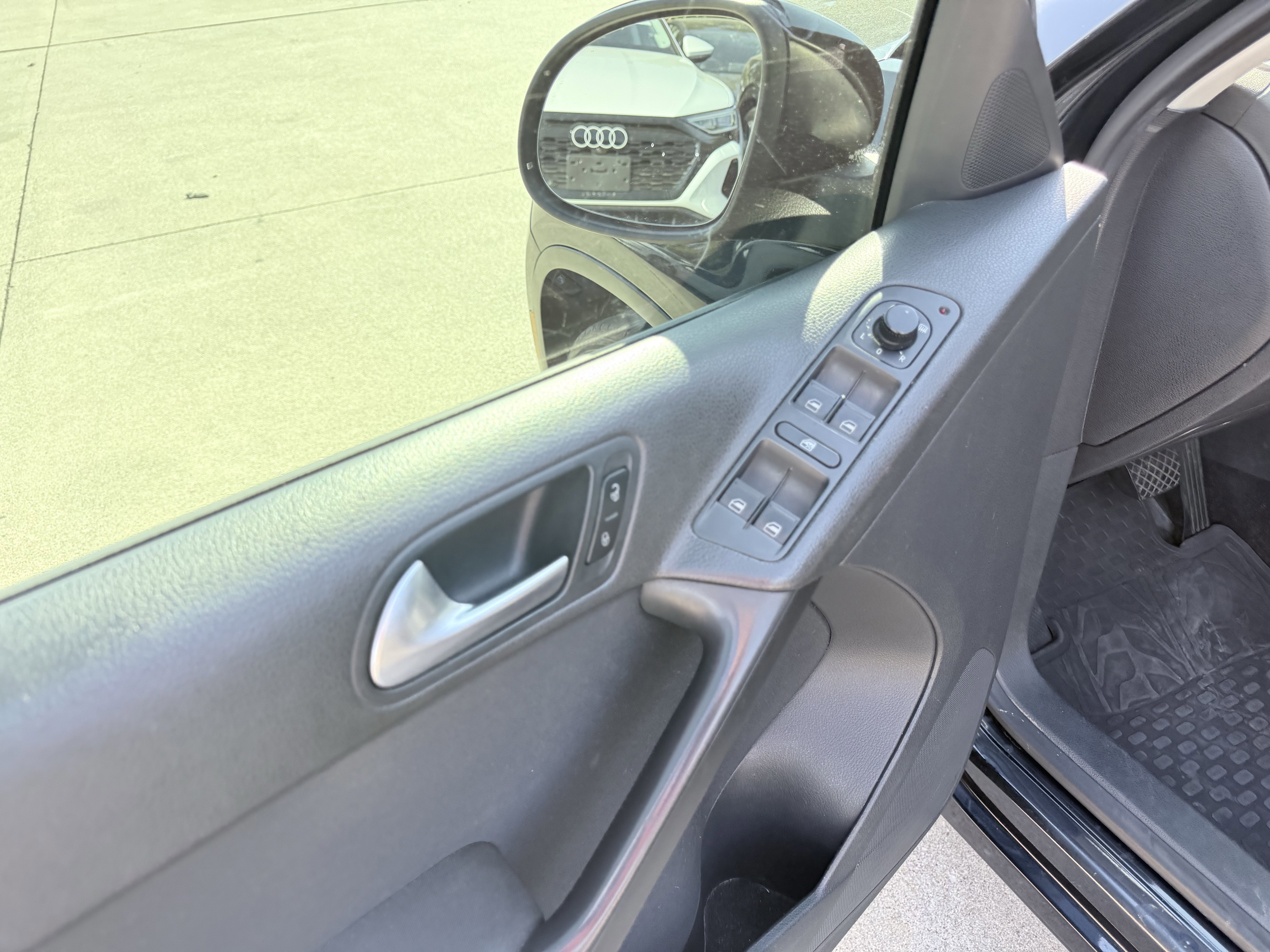 Used 2011 Volkswagen Tiguan S image 21