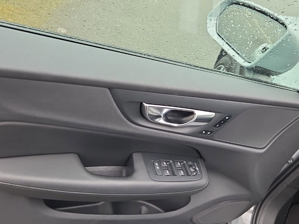 Certified 2025 Volvo V60 B5 Cross Country Plus image 3