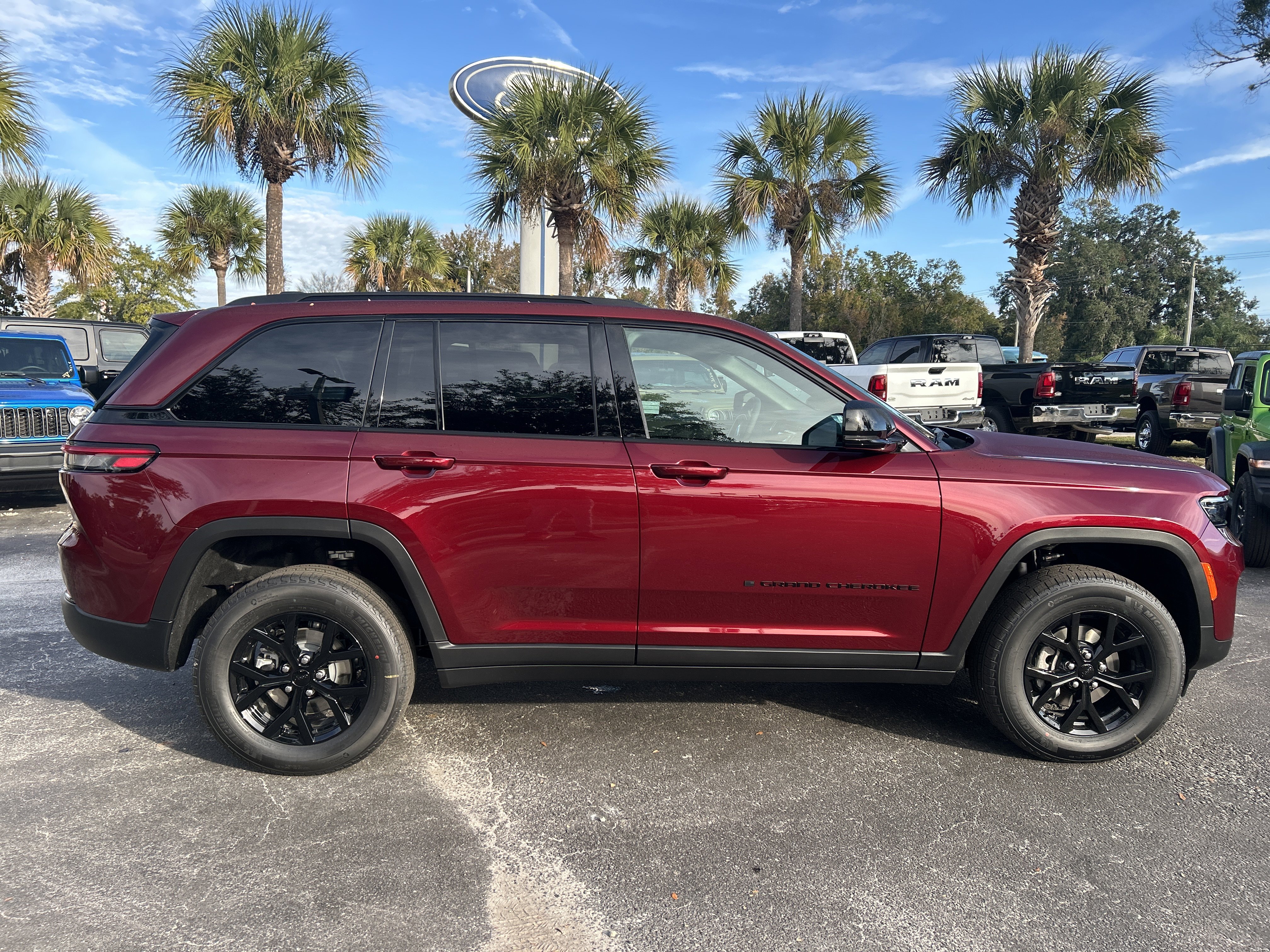 New 2025 Jeep Grand Cherokee Altitude image 9