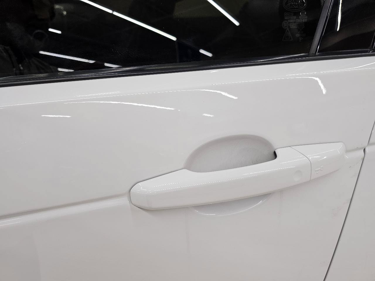 Used 2018 Land Rover Discovery HSE AWD/4WD image 12