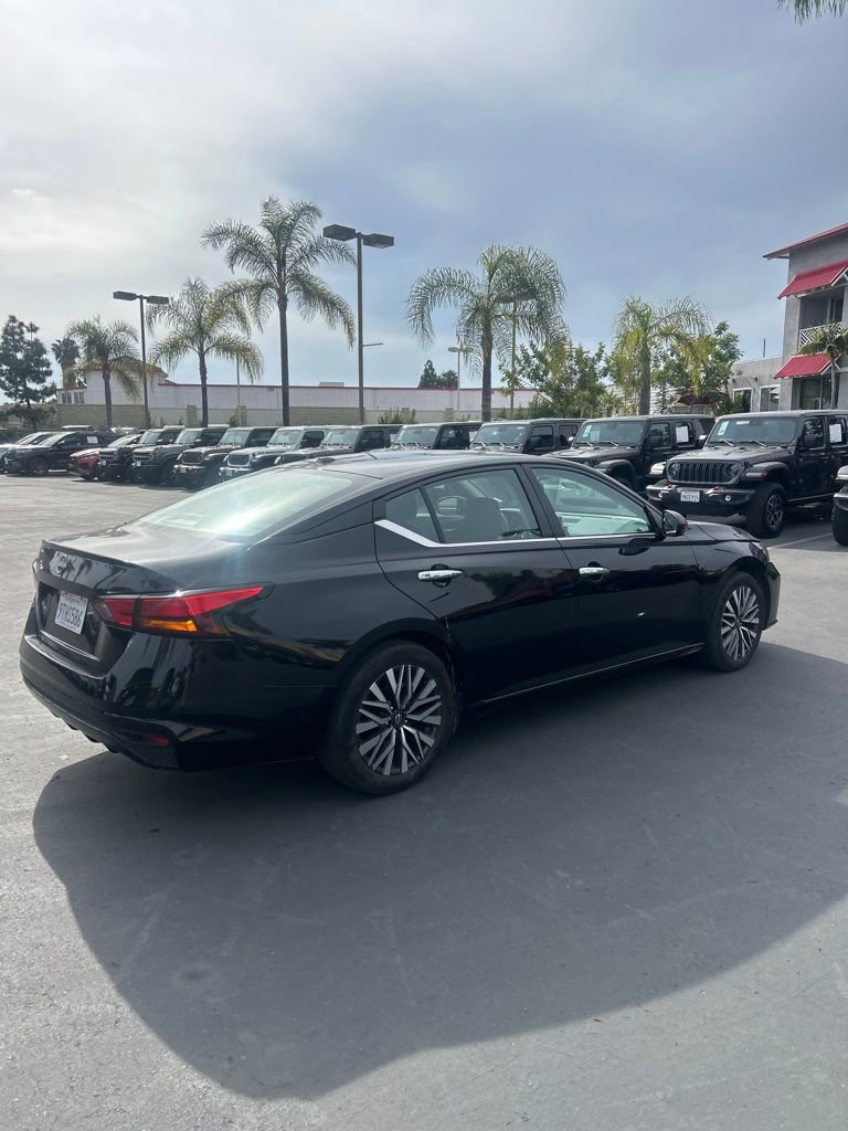 Used 2025 Nissan Altima 2.5 SV image 7