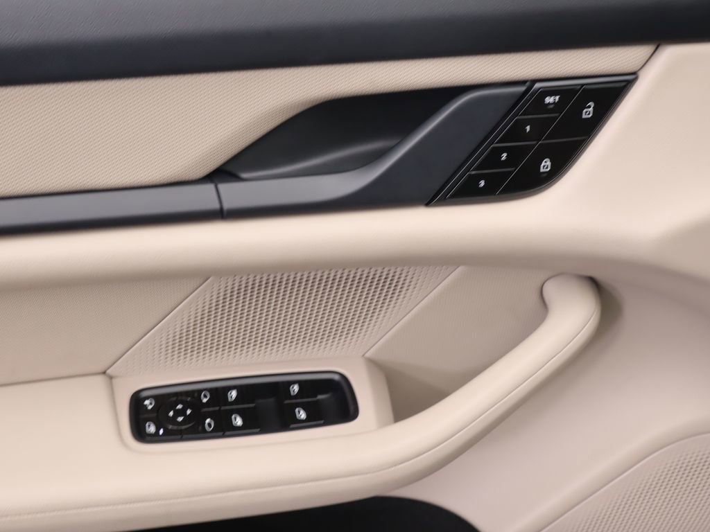 Used 2021 Porsche Taycan image 24