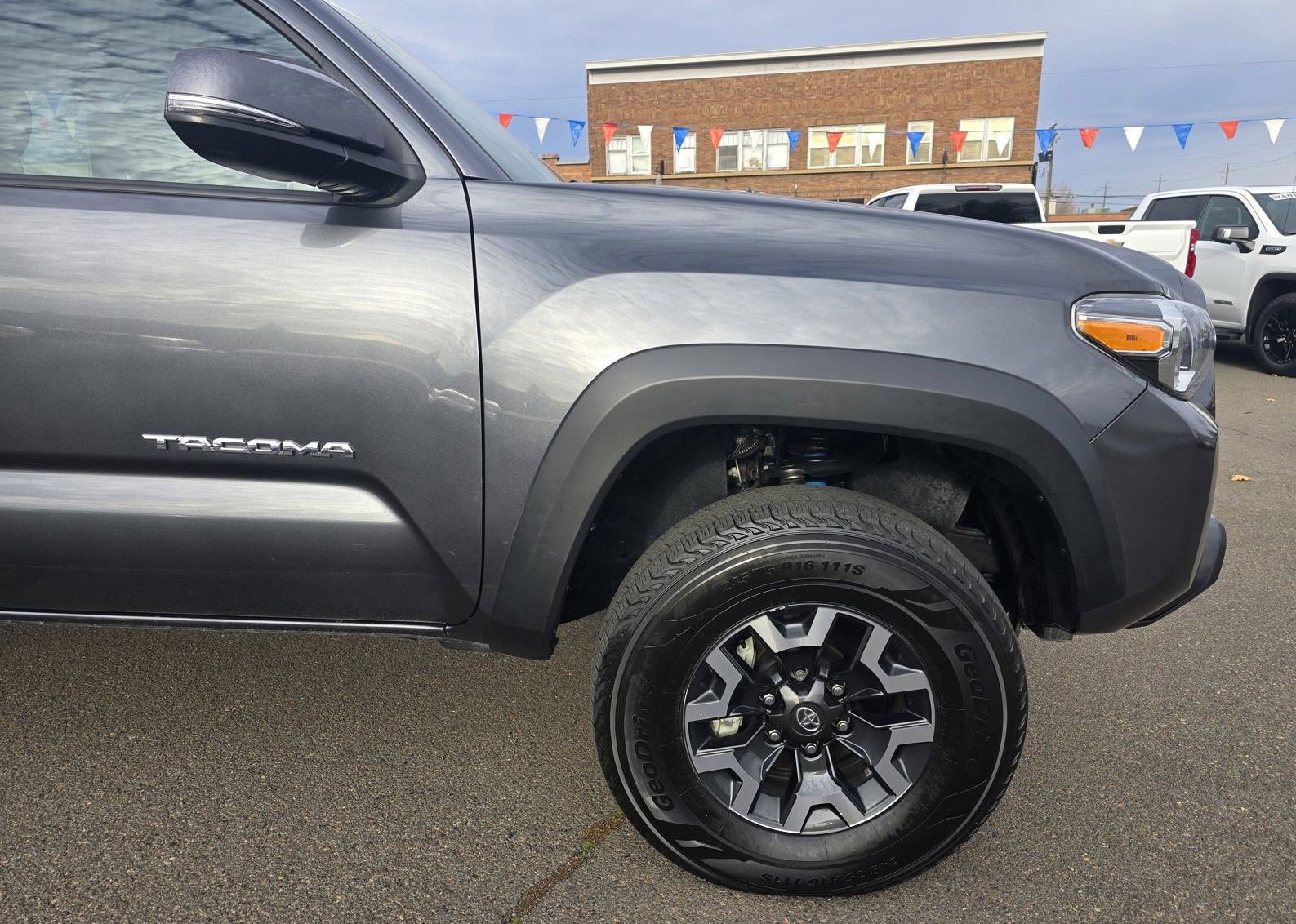 Used 2022 Toyota Tacoma TRD Off-Road image 12