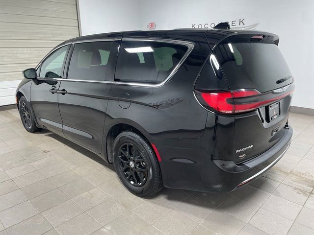 Used 2025 Chrysler Pacifica Select image 4