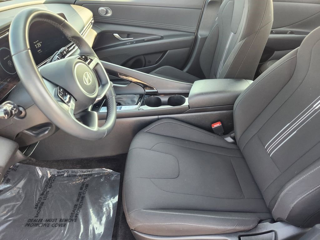 Used 2025 Hyundai Elantra SEL FWD image 13