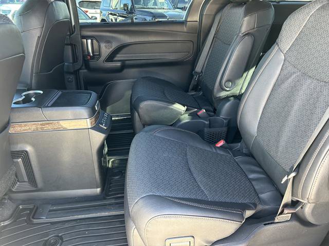 Certified 2025 Toyota Sienna Platinum image 17