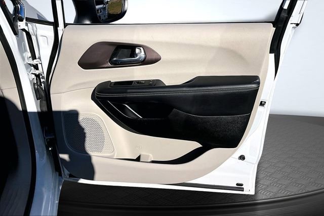 Used 2024 Chrysler Voyager LX image 28