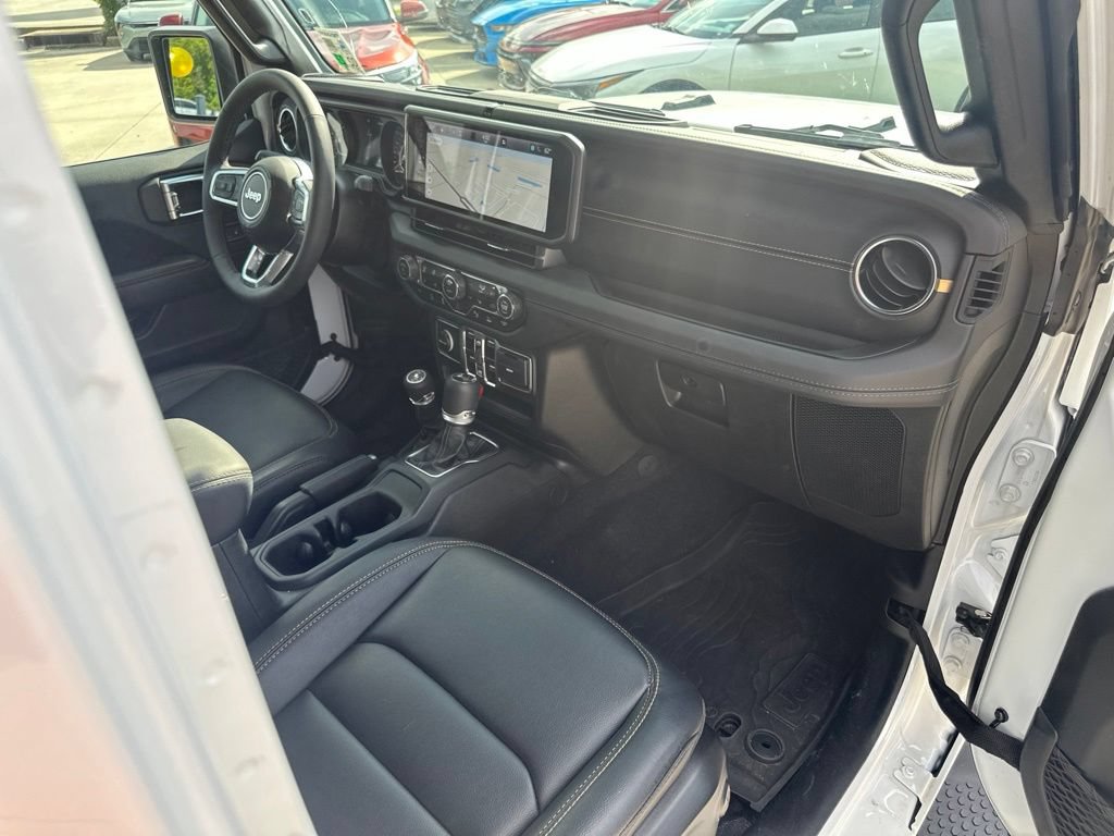 Used 2026 Jeep Wrangler Unlimited Sahara AWD/4WD image 34