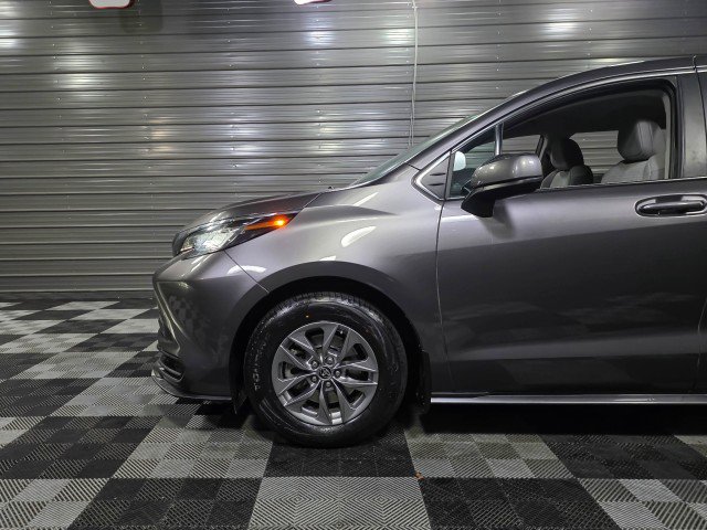 Used 2023 Toyota Sienna LE image 39