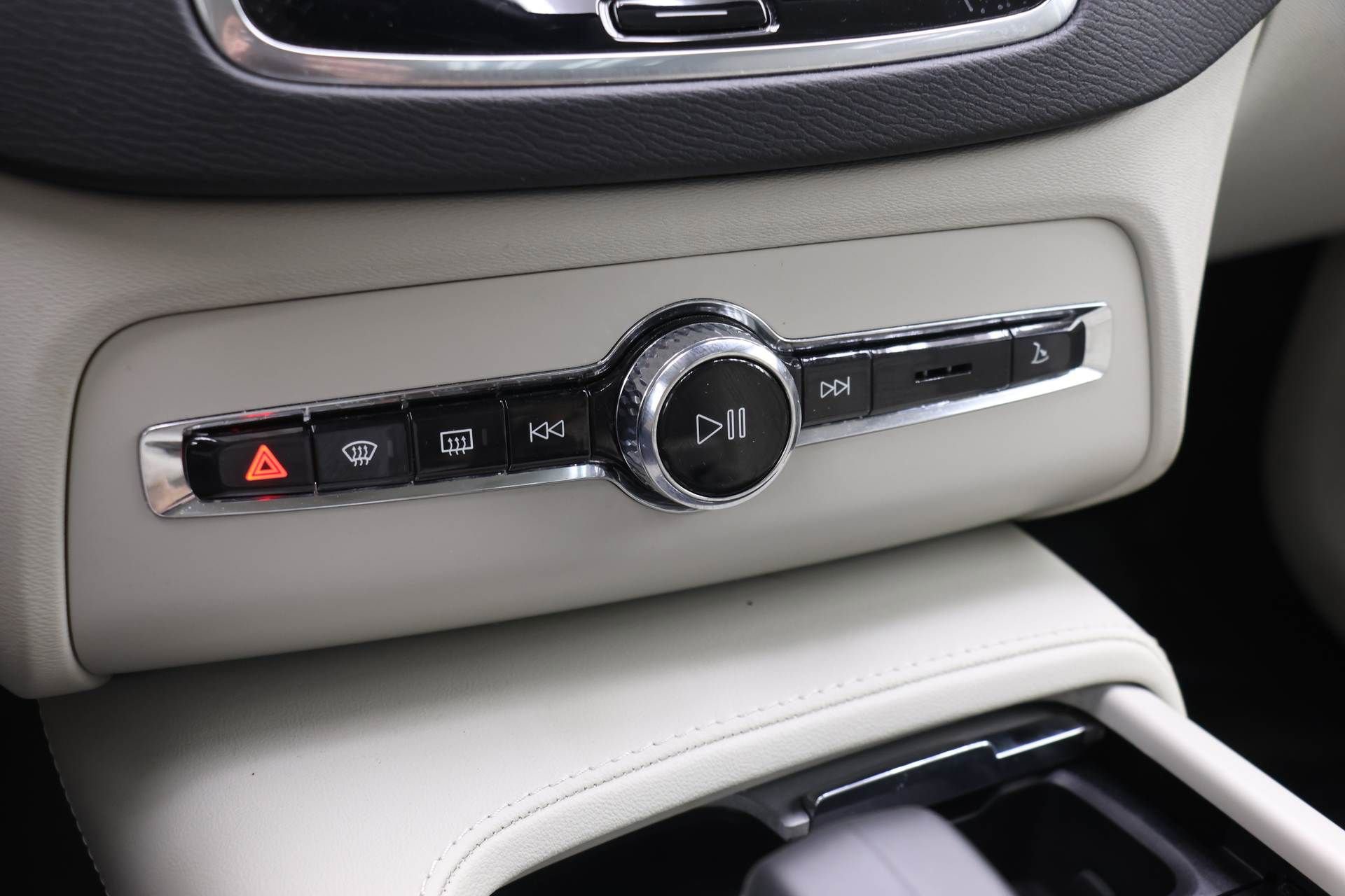 Certified 2025 Volvo XC90 B5 Core image 9