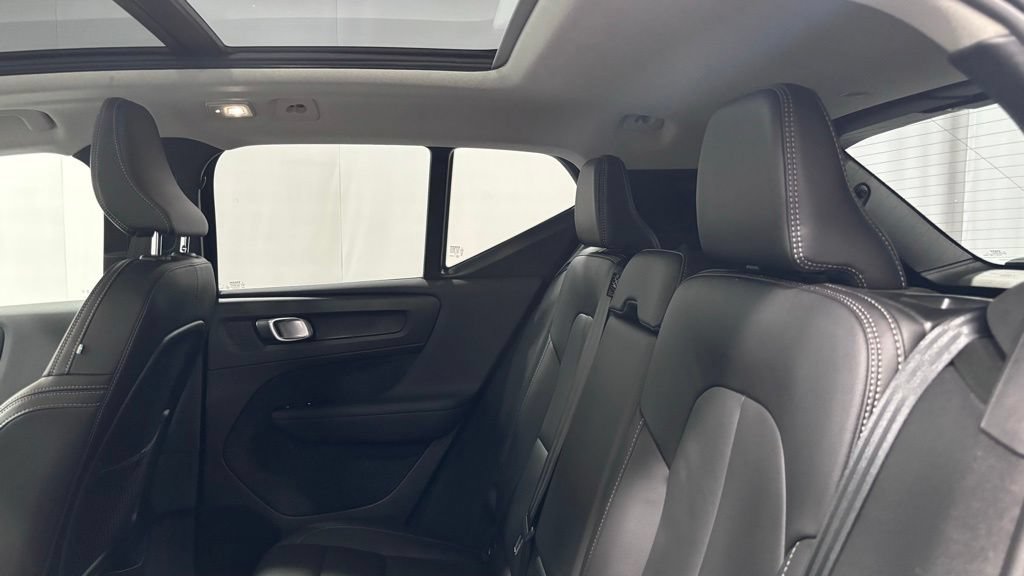Certified 2025 Volvo XC40 B5 Plus AWD/4WD image 22