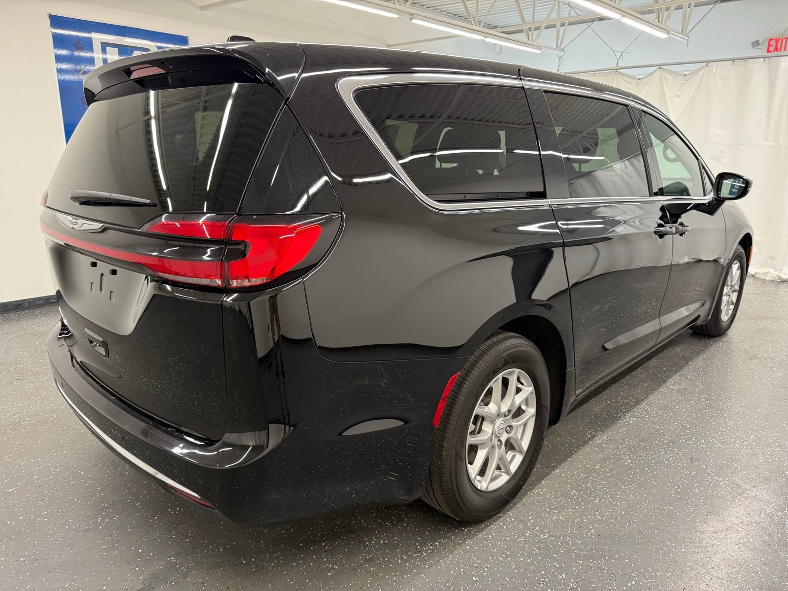 Used 2025 Chrysler Pacifica Select FWD image 2