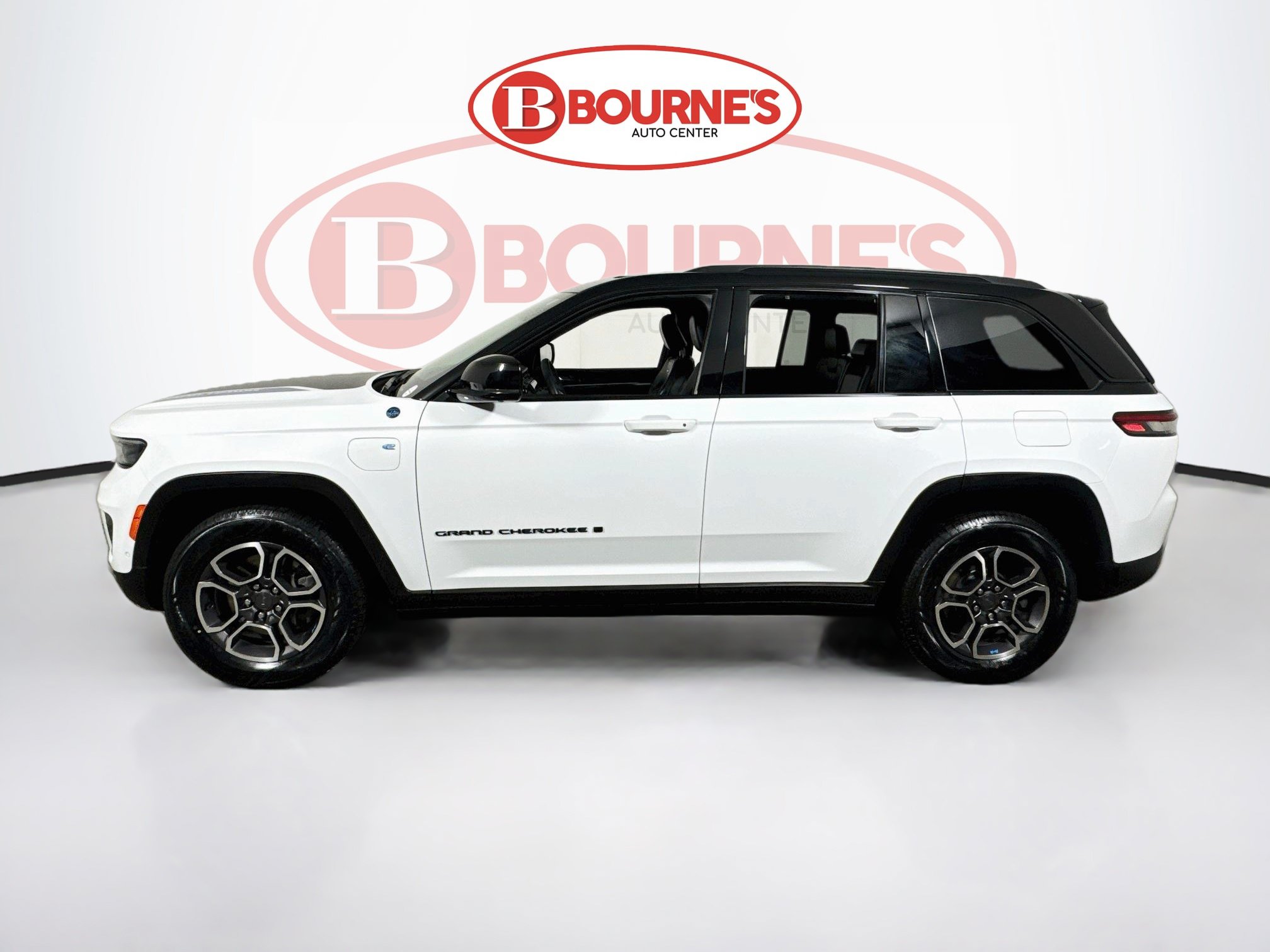 Used 2023 Jeep Grand Cherokee Trailhawk w/ Advanced Protech Group II AWD/4WD image 9