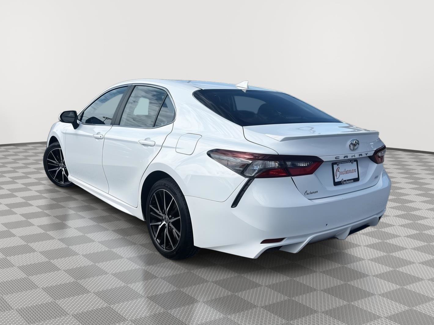 Used 2024 Toyota Camry SE image 4