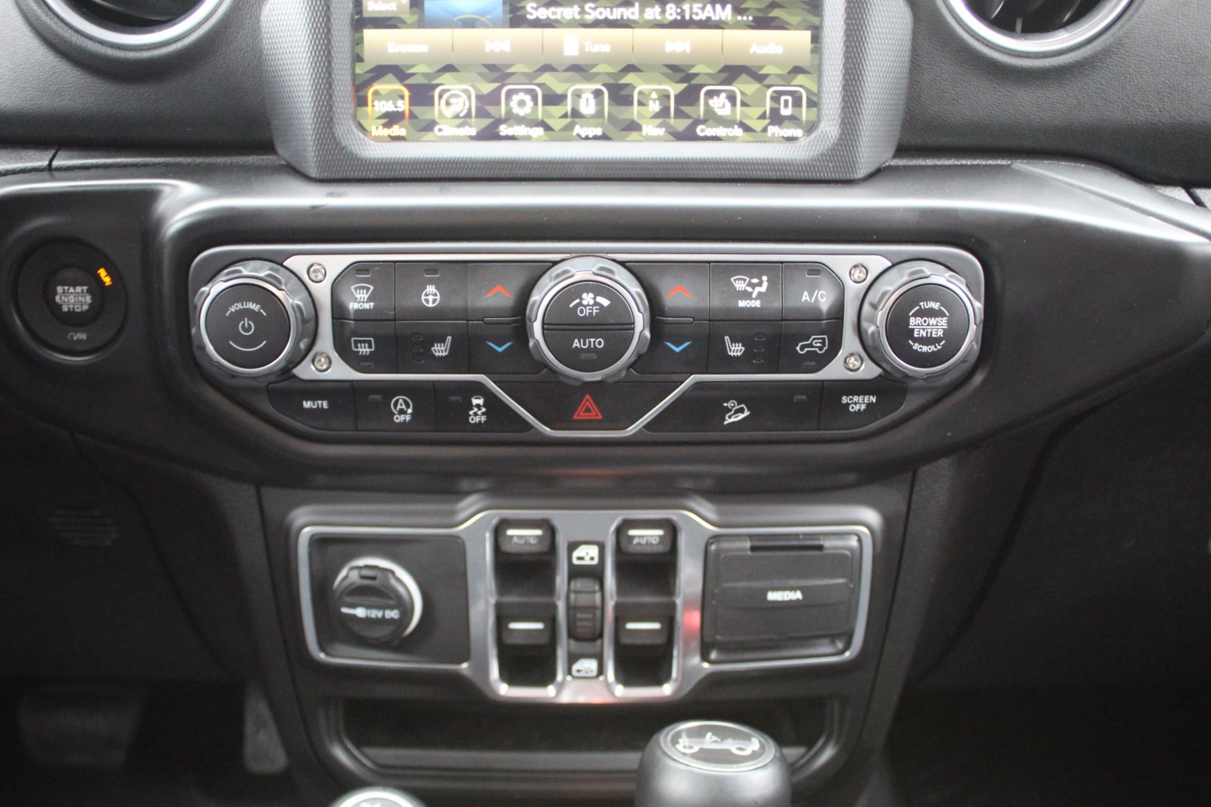 Used 2018 Jeep Wrangler Unlimited Sahara w/ Uconnect 4C Nav & Sound Group AWD/4WD image 31